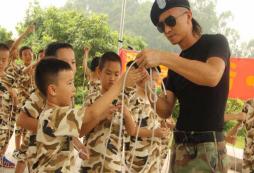 小學(xué)生參加華南軍事夏令營活動還有時間寫作業(yè)嗎？