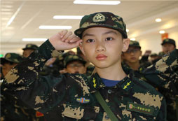 參加黃岡軍事拓展夏令營(yíng)感受威嚴(yán)的部隊(duì)氛圍