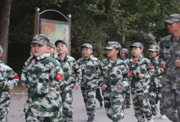黃岡軍事夏令營(yíng)活動(dòng)幫助孩子走出叛逆期！