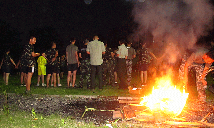 黃山軍事夏令營(yíng)陪孩子度過(guò)一個(gè)難忘的假期！.gif