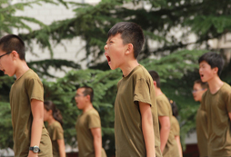 參加華中夏令營(yíng)挑戰(zhàn)最炫酷的軍事訓(xùn)練