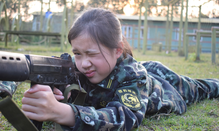 孩子在華中軍事夏令營(yíng)中練習(xí)打槍