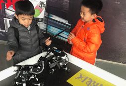 近距離參觀機(jī)器人作品