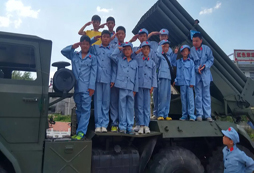 參加長(zhǎng)沙軍事夏令營(yíng)鍛煉孩子堅(jiān)強(qiáng)意志力