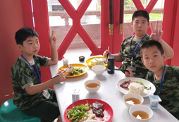 參加湖南軍事夏令營幫助孩子樹立正確的人生觀