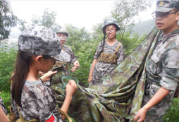 湖南軍事夏令營(yíng)教會(huì)孩子如何吃苦