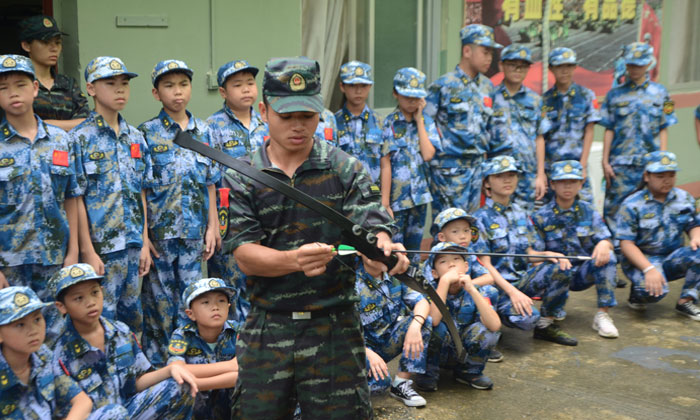參加湖南岳陽(yáng)軍訓(xùn)夏令營(yíng)練就堅(jiān)忍意志