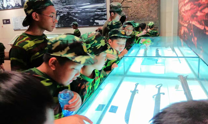 青少年參加湖南軍訓(xùn)夏令營(yíng)體驗(yàn)軍人生活