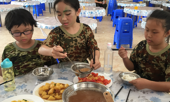 湖州夏令營中孩子們?cè)诔燥? width=