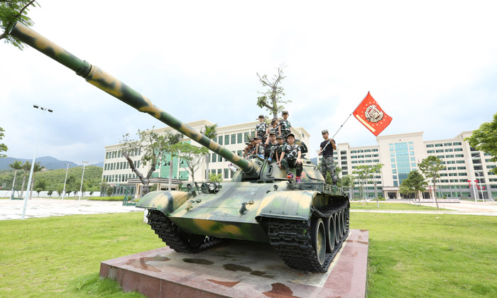 在紅星閃閃夏令營(yíng)中與坦克的合影