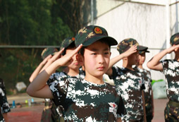參加紅星閃閃軍事夏令營感受軍營文化