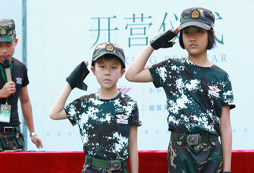 紅星閃閃軍事夏令營為孩子樹立軍營榜樣！