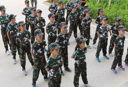紅星閃閃軍事夏令營讓孩子健康快樂成長