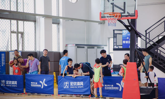 中場休息去找爸爸媽媽