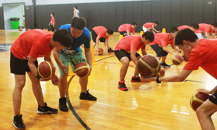 互相切磋籃球技術(shù)