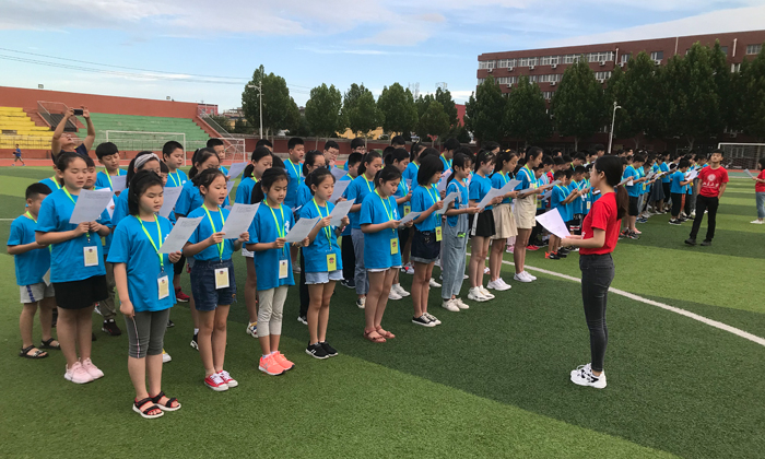 學霸帶領學生操場讀書