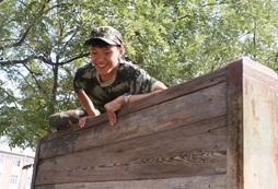 巨峰軍事夏令營(yíng)給孩子一個(gè)快樂(lè)的暑假生活！