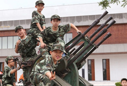 巨峰軍事夏令營(yíng)讓孩子化蛹成蝶