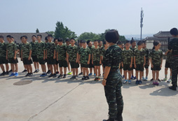 巨峰成長(zhǎng)軍事夏令營(yíng)糾正孩子不良行為習(xí)慣
