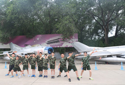 巨峰成長軍事夏令營讓孩子學(xué)會敢于超越自我
