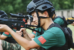 聚精會神 瞄準射擊