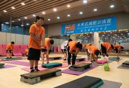 假期讓我們通過(guò)減肥訓(xùn)練營(yíng)項(xiàng)目減去身上的贅肉！