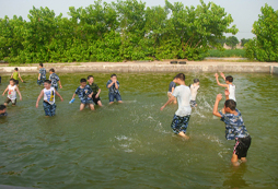 參加江蘇中小學(xué)生夏令營(yíng)感受勞動(dòng)的樂(lè)趣