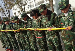 江西軍事夏令營活動讓孩子養(yǎng)成軍人般行為習(xí)慣