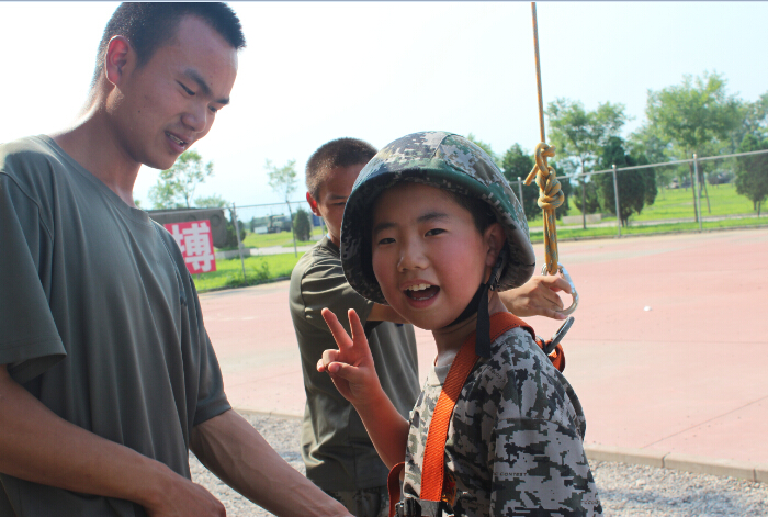 青少年參加江西軍事夏令營(yíng)收獲頗多