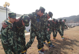江西貧困山區(qū)體驗營中感知父母良苦用心