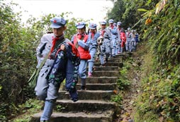 參加江西軍事夏令營(yíng)給孩子一個(gè)挑戰(zhàn)自我的機(jī)會(huì)