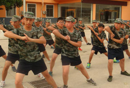 焦作中學(xué)生夏令營給孩子一個(gè)軍事暑假