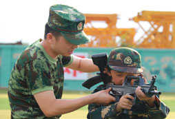 參加吉林兒童夏令營來一場男子漢之間的較量