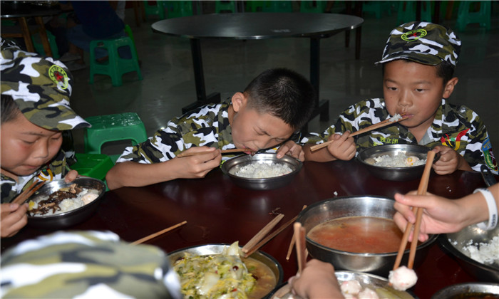 景德鎮(zhèn)軍事夏令營培養(yǎng)青少年的行為習(xí)慣