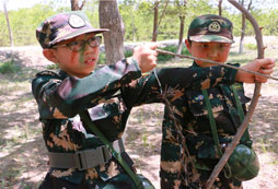 參加景德鎮(zhèn)軍事夏令營嚴(yán)格規(guī)范孩子行為習(xí)慣