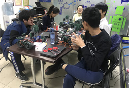 暑期機器人夏令營適合什么樣的孩子參加