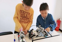 機(jī)器人科創(chuàng)夏令營給孩子們寶貴的暑假經(jīng)歷