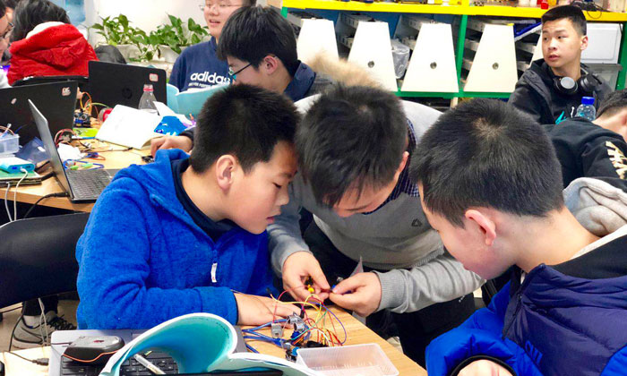 參加機器人夏令營高中生課程有什么好處？