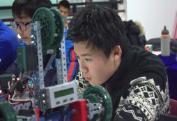 多大年齡的孩子合適參加機(jī)器人夏令營