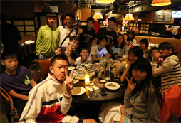 進(jìn)行聚餐