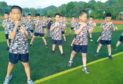 練拳，強(qiáng)身健體