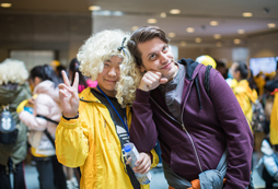 和外教老師合影