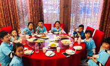 假日小隊海洋夏令營的食宿條件如何？