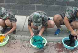 與小伙伴一起洗衣服