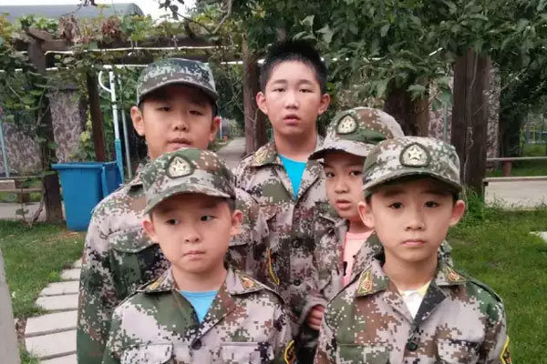 第二天興致勃勃地在操場學打軍體拳天