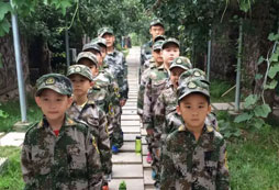 北京軍事夏令營讓我不斷完善自己，提高自己