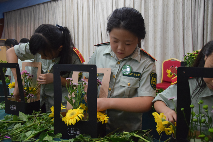 適合女孩子參加的軍事夏令營(yíng)