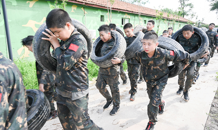 軍事夏令營改掉孩子壞習(xí)慣！.gif