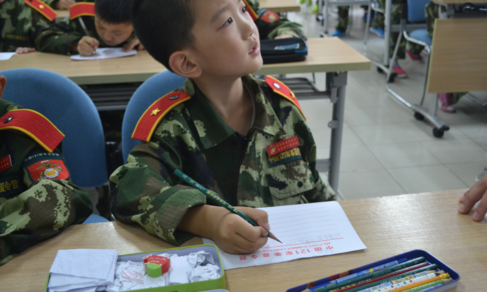 嚴(yán)格的軍事訓(xùn)練環(huán)境