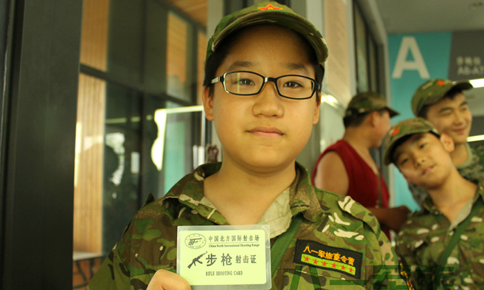 可以實(shí)彈射擊的軍事夏令營(yíng)